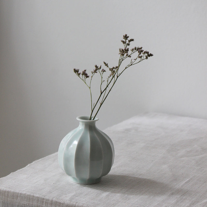 KOREAN VASE IN WHITE PORCELAIN AND CELADON GLAZE