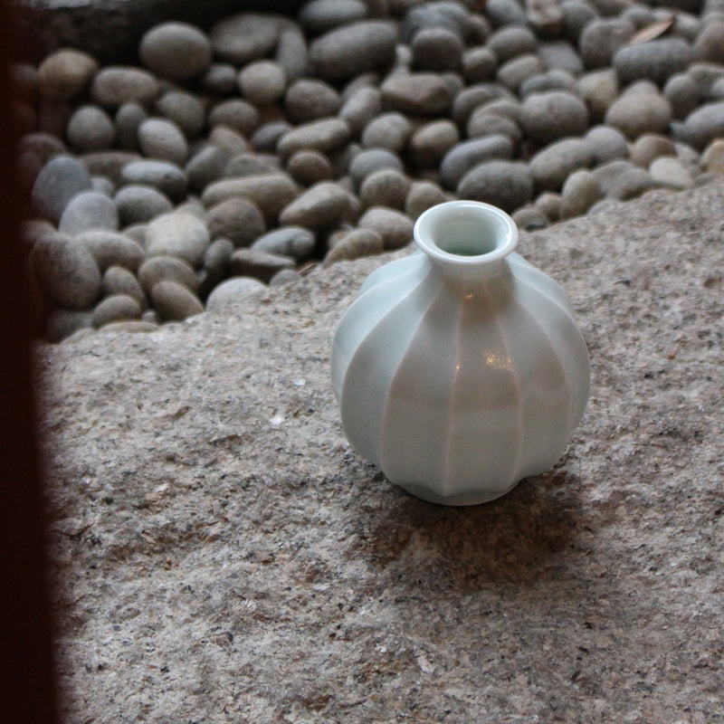 Vase coréen en porcelaine blanche et glaçure céladon