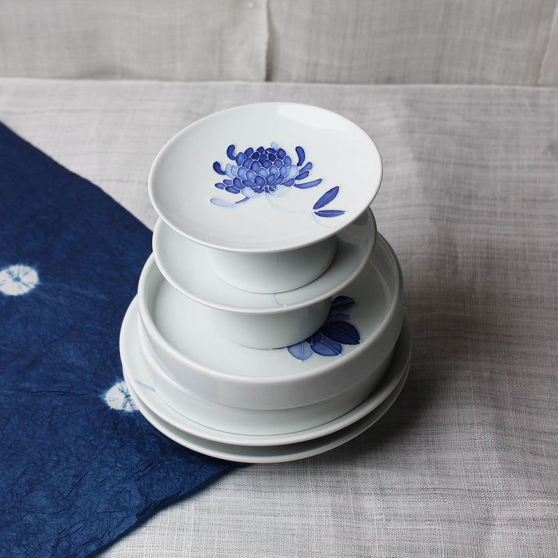 Mini assiette de présentation en Porcelaine Blanche et Camélia Bleu de Jeon Sang Woo