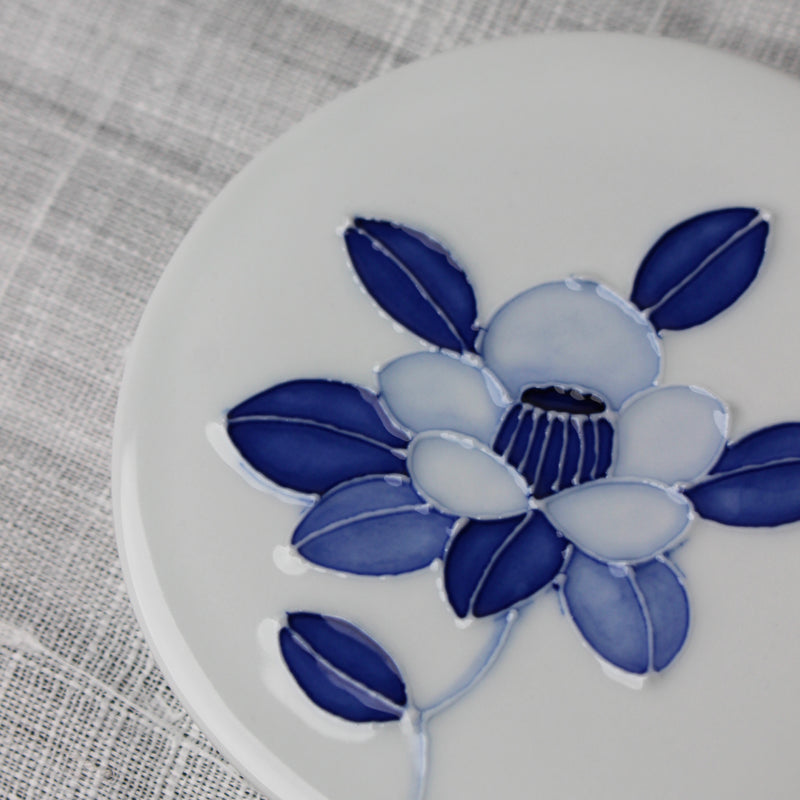 Mini assiette de présentation en Porcelaine Blanche et Camélia Bleu de Jeon Sang Woo