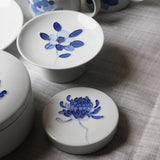 Mini assiette de présentation en Porcelaine Blanche et Chrysanthème Bleu de Jeon Sang Woo