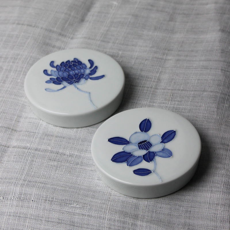 Mini assiette de présentation en Porcelaine Blanche et Chrysanthème Bleu de Jeon Sang Woo