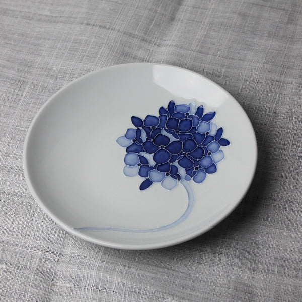 Assiette en Porcelaine Blanche et Hortensia Bleu de Jeon Sang Woo