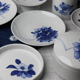 Assiette à bords hauts en Porcelaine Blanche et Chrysanthème Bleu de Jeon Sang Woo