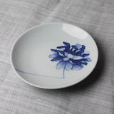 Assiette en Porcelaine Blanche et Pivoine Bleue de Jeon Sang Woo