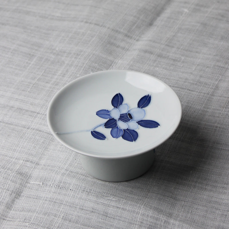 Petite Assiette haute en Porcelaine Blanche et Camélia Bleu de Jeon Sang Woo