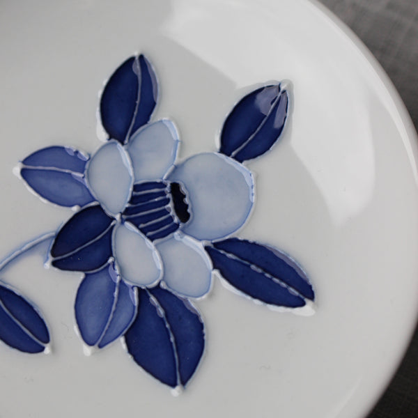 Petite Assiette haute en Porcelaine Blanche et Camélia Bleu de Jeon Sang Woo