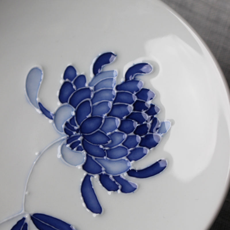 Petite Assiette haute en Porcelaine Blanche et Chrysanthème Bleu de Jeon Sang Woo