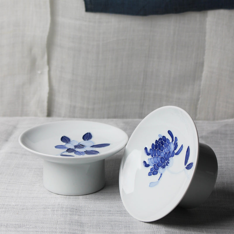 White Porcelain and Blue Camellia high rim plate by Jeon Sang Woo