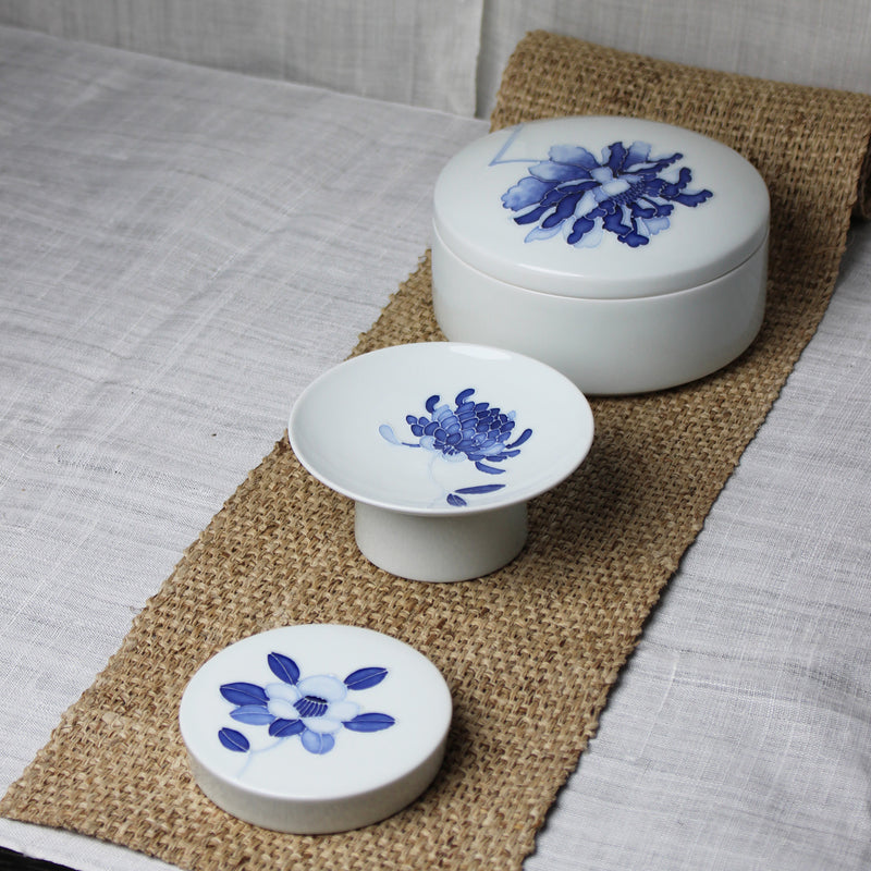 Mini assiette de présentation en Porcelaine Blanche et Camélia Bleu de Jeon Sang Woo