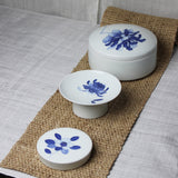 Petite Assiette haute en Porcelaine Blanche et Chrysanthème Bleu de Jeon Sang Woo