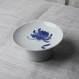 Petite Assiette haute en Porcelaine Blanche et Chrysanthème Bleu de Jeon Sang Woo