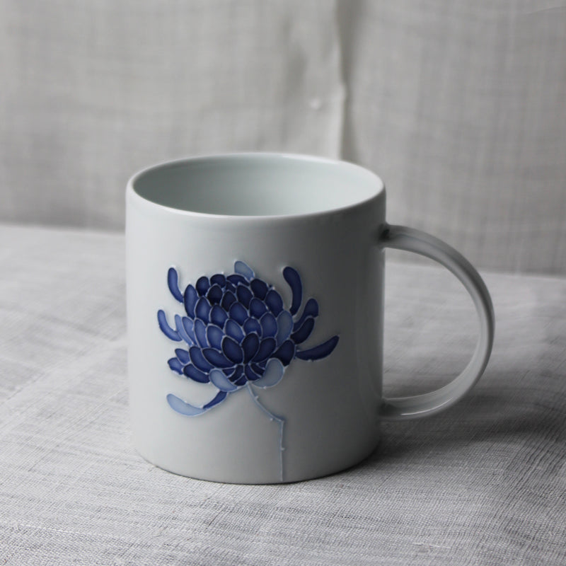 Tasse en Porcelaine Blanche et Chrysanthème Bleu de Jeon Sang Woo