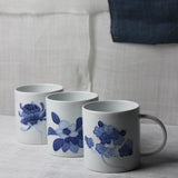 Tasse en Porcelaine Blanche et Chrysanthème Bleu de Jeon Sang Woo