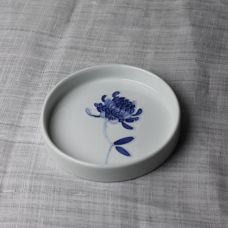 Assiette à bords hauts en Porcelaine Blanche et Chrysanthème Bleu de Jeon Sang Woo