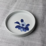 Assiette à bords hauts en Porcelaine Blanche et Camélia Bleu de Jeon Sang Woo