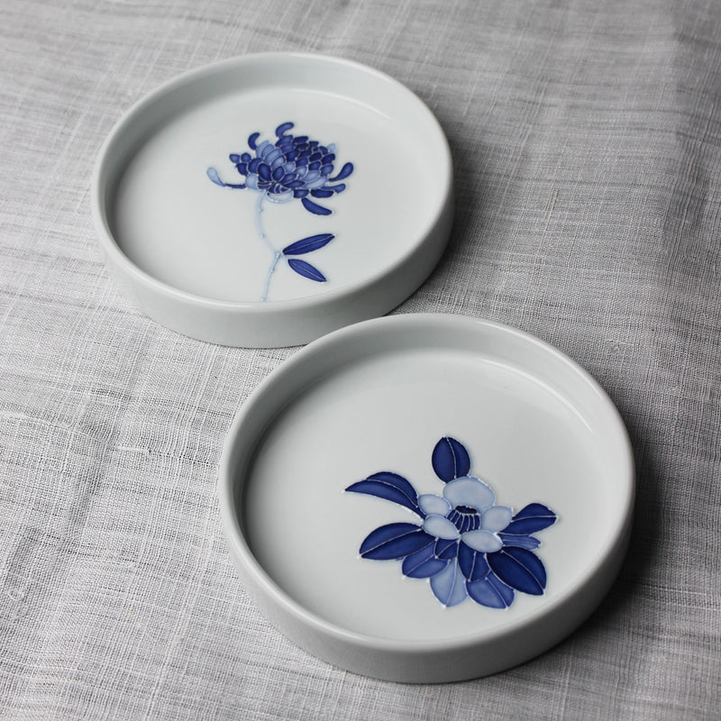 Assiette à bords hauts en Porcelaine Blanche et Camélia Bleu de Jeon Sang Woo