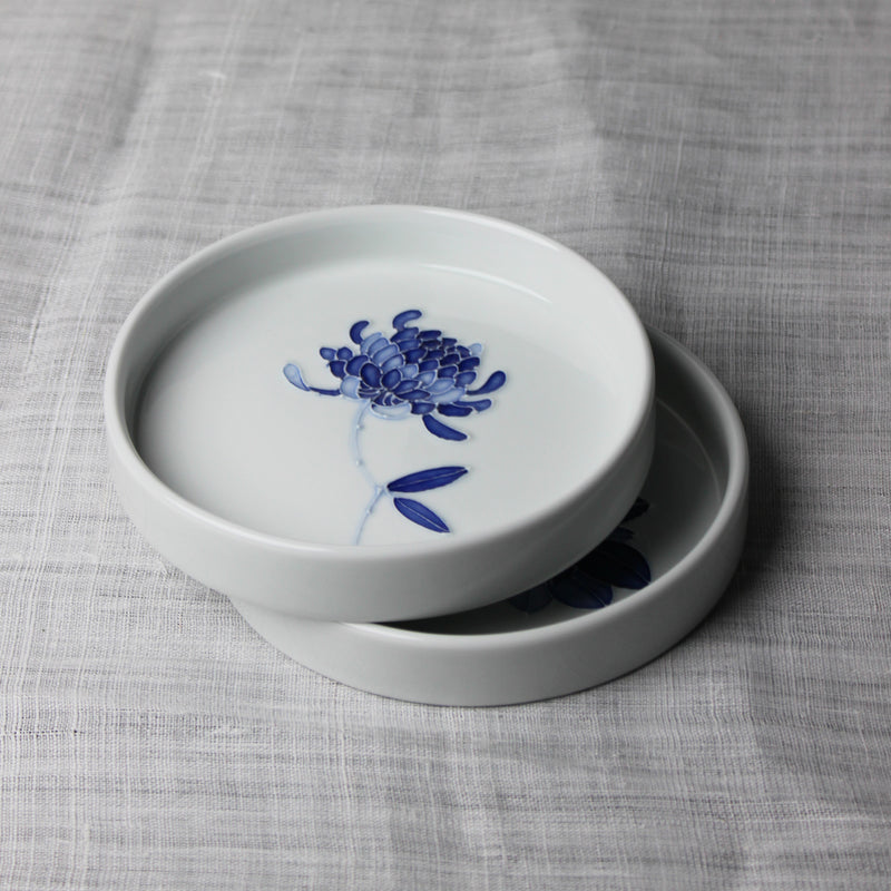 Assiette à bords hauts en Porcelaine Blanche et Chrysanthème Bleu de Jeon Sang Woo