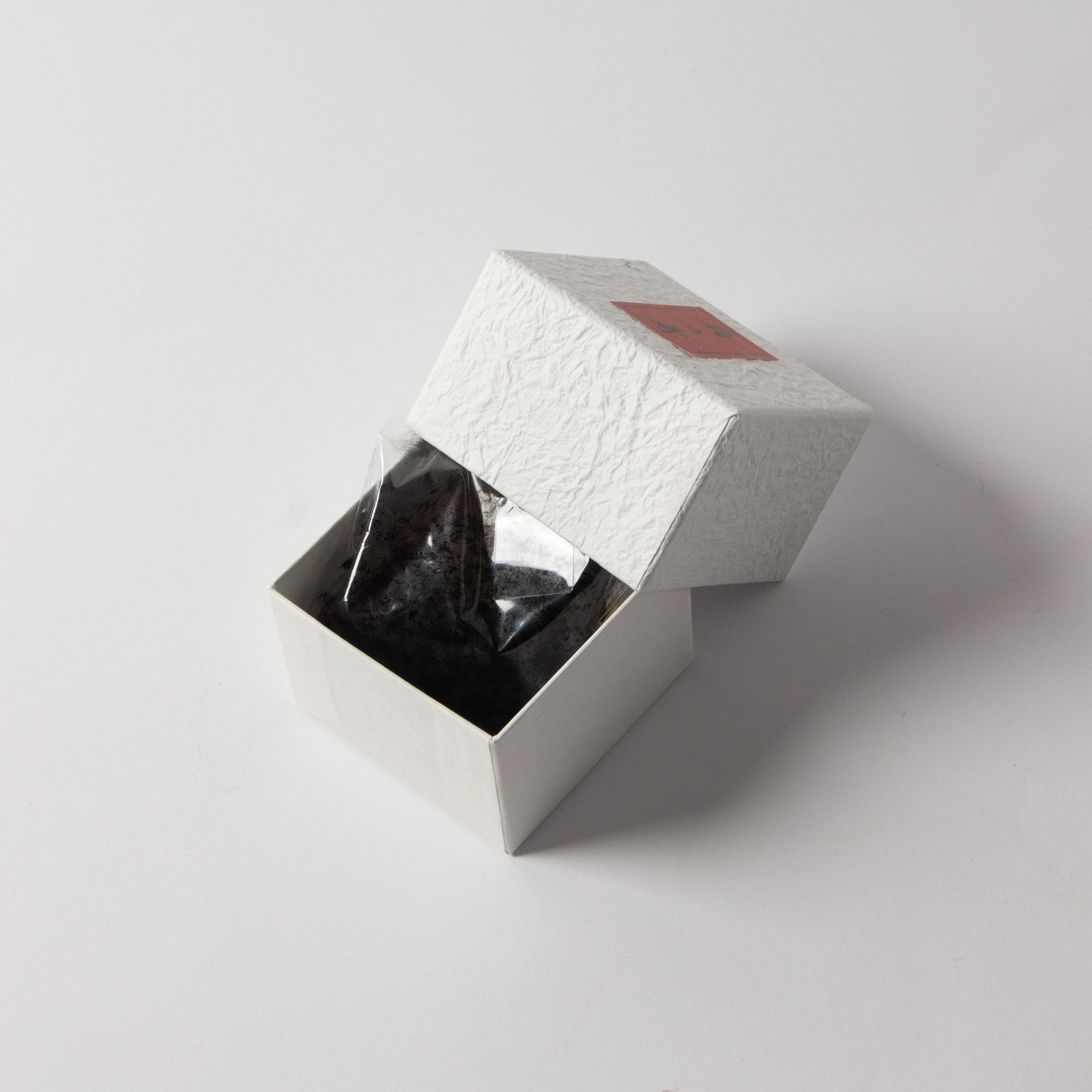 Kōgō en porcelaine sometsuke de Emiko Nakamura et nerikō (billes d’encens) japonais