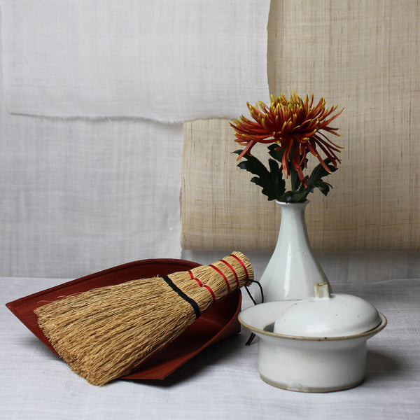 Set de balayage japonais : balais en sorgho et pelle en papier washi teinté au kaki