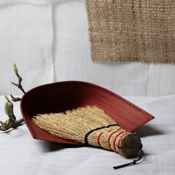 Set de balayage japonais : balais en sorgho et pelle en papier washi teinté au kaki