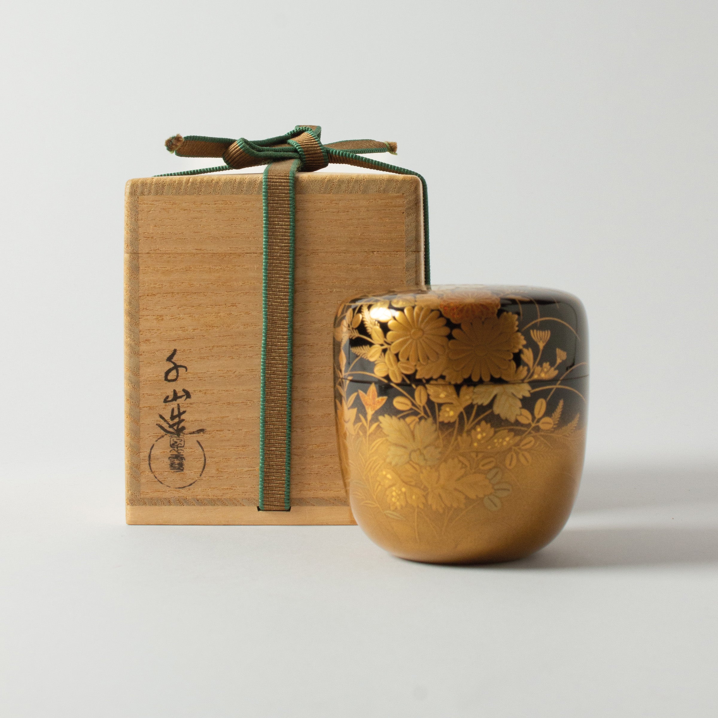 Natsume (tea caddy) Japanese urushi lacquer and maki-e gold powder decor, hana (flowers) motif