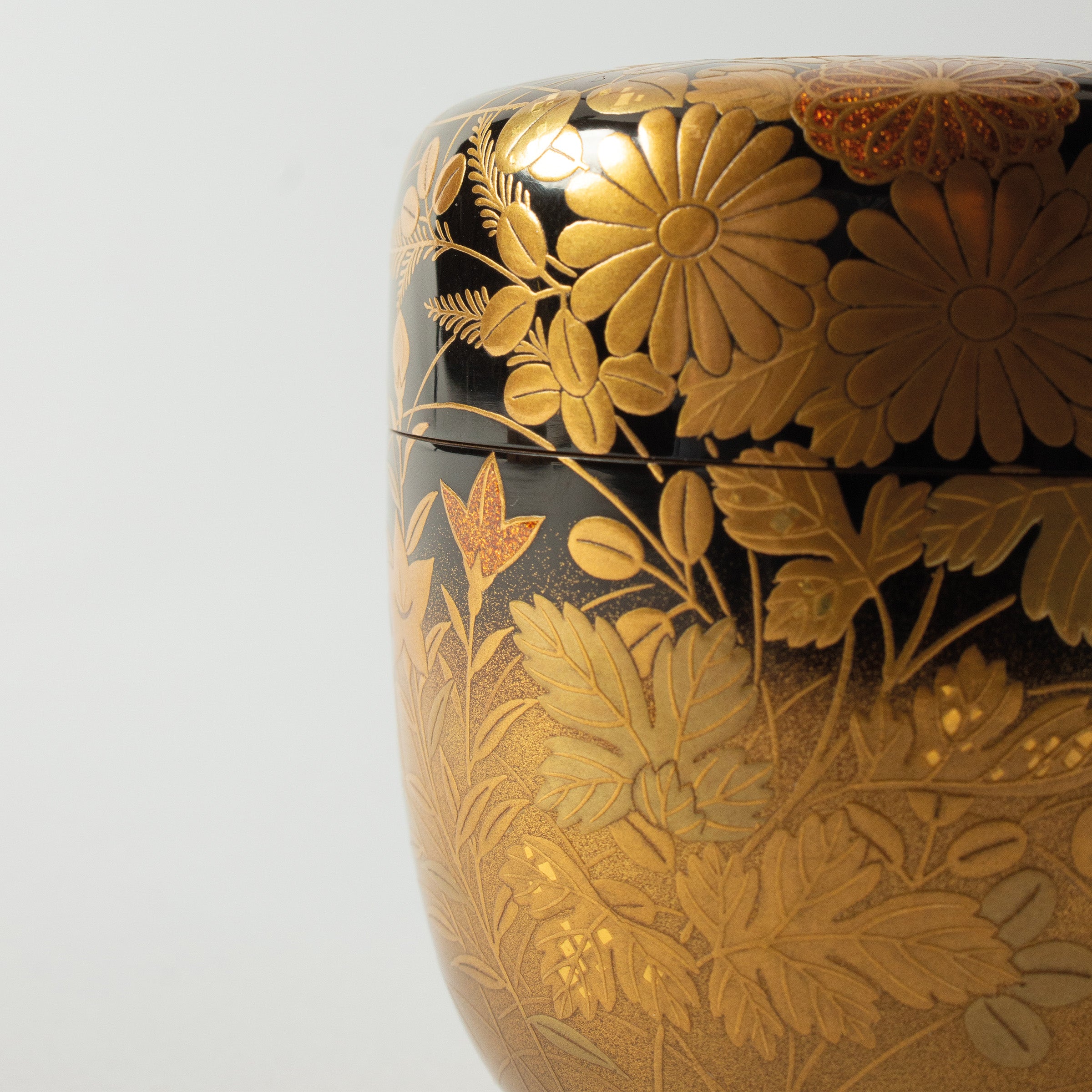 Natsume (tea caddy) Japanese urushi lacquer and maki-e gold powder decor, hana (flowers) motif