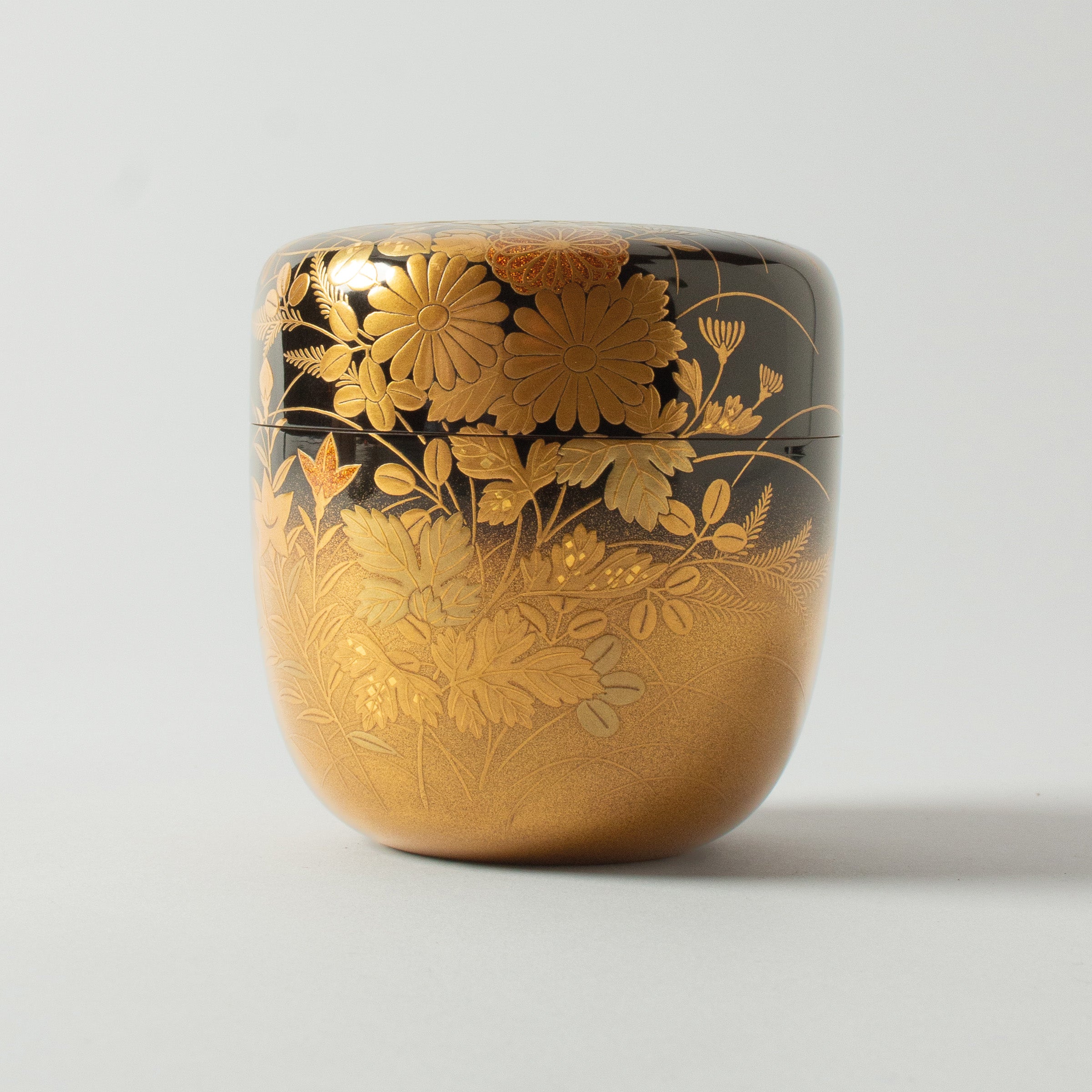 Natsume (tea caddy) Japanese urushi lacquer and maki-e gold powder decor, hana (flowers) motif