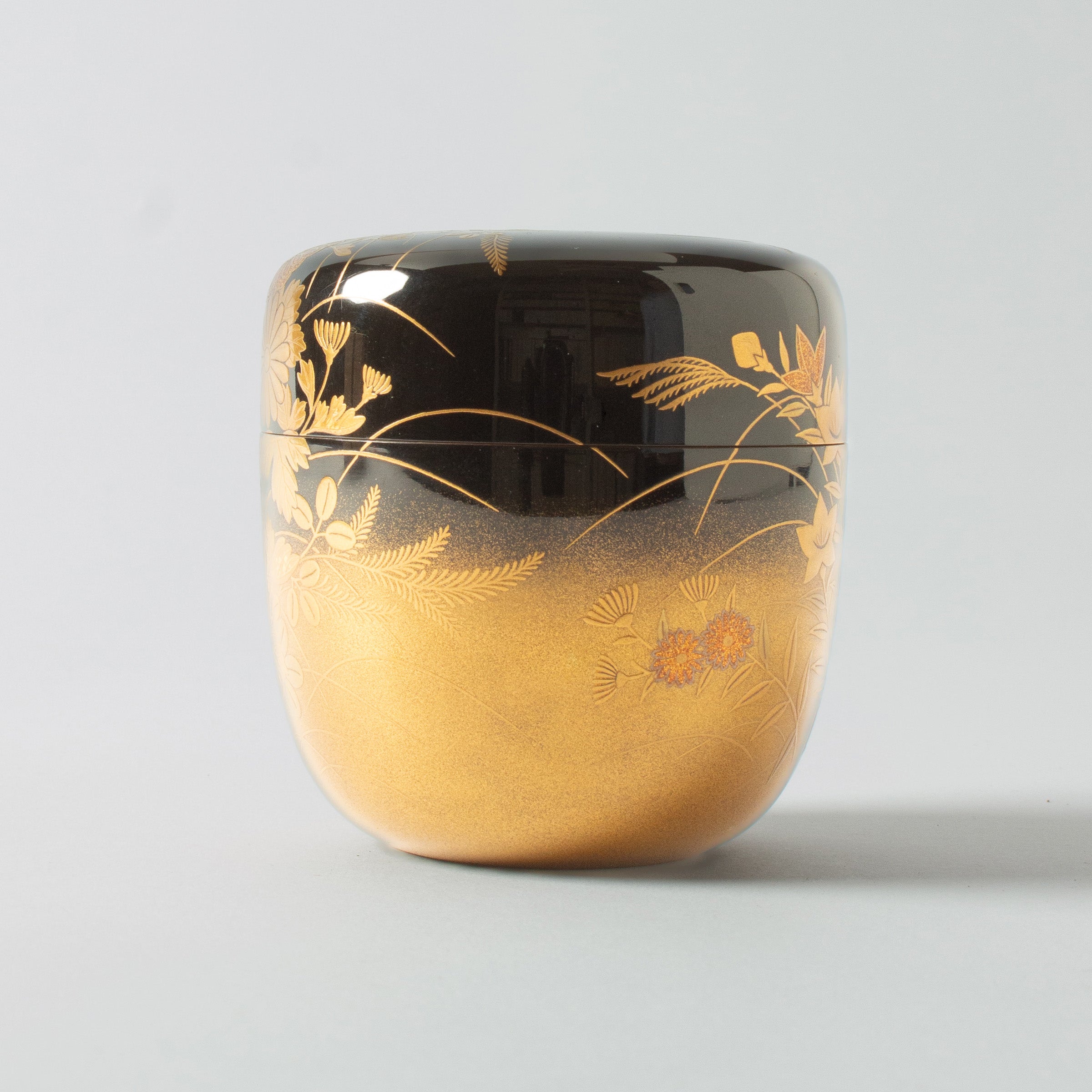 Natsume (tea caddy) Japanese urushi lacquer and maki-e gold powder decor, hana (flowers) motif