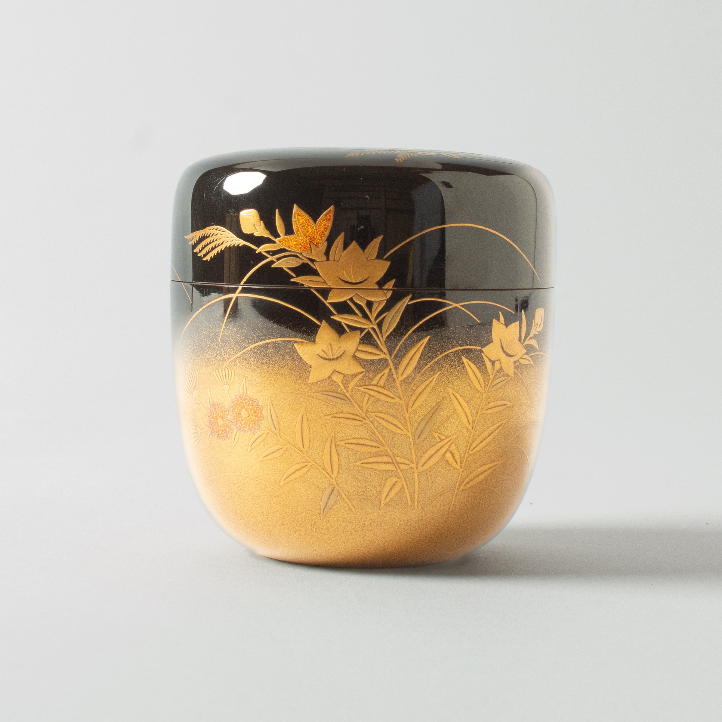 Natsume (tea caddy) Japanese urushi lacquer and maki-e gold powder decor, hana (flowers) motif