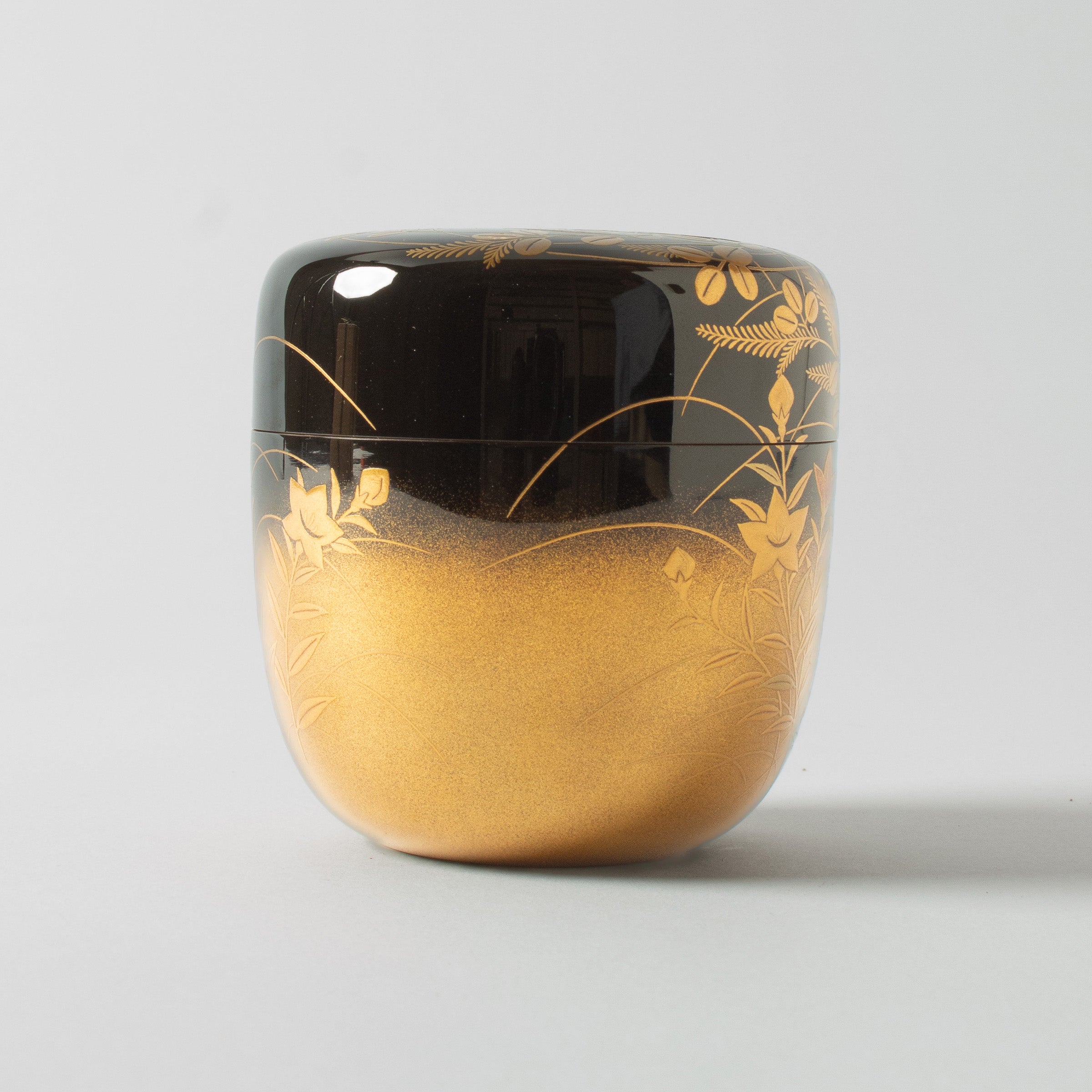 Natsume (tea caddy) Japanese urushi lacquer and maki-e gold powder decor, hana (flowers) motif