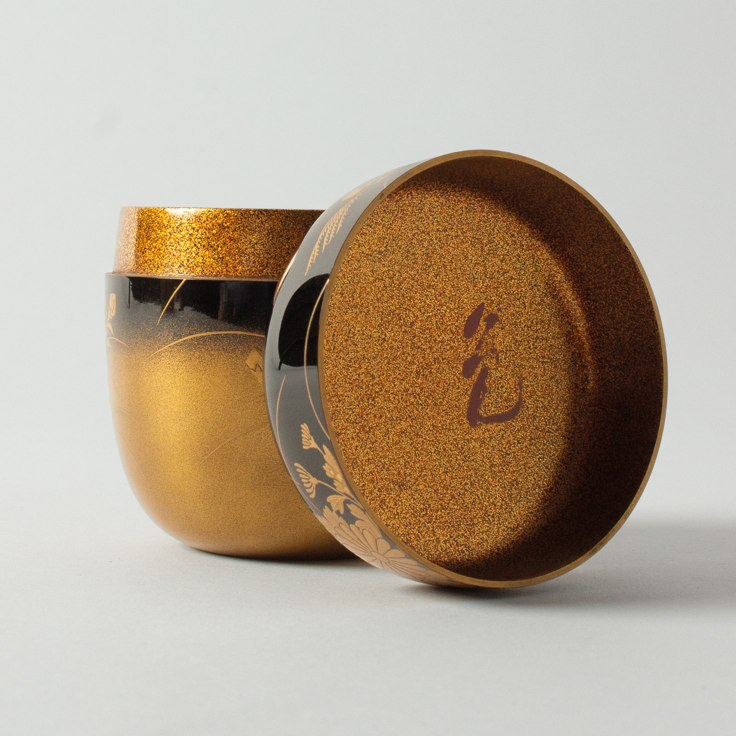 Natsume (tea caddy) Japanese urushi lacquer and maki-e gold powder decor, hana (flowers) motif