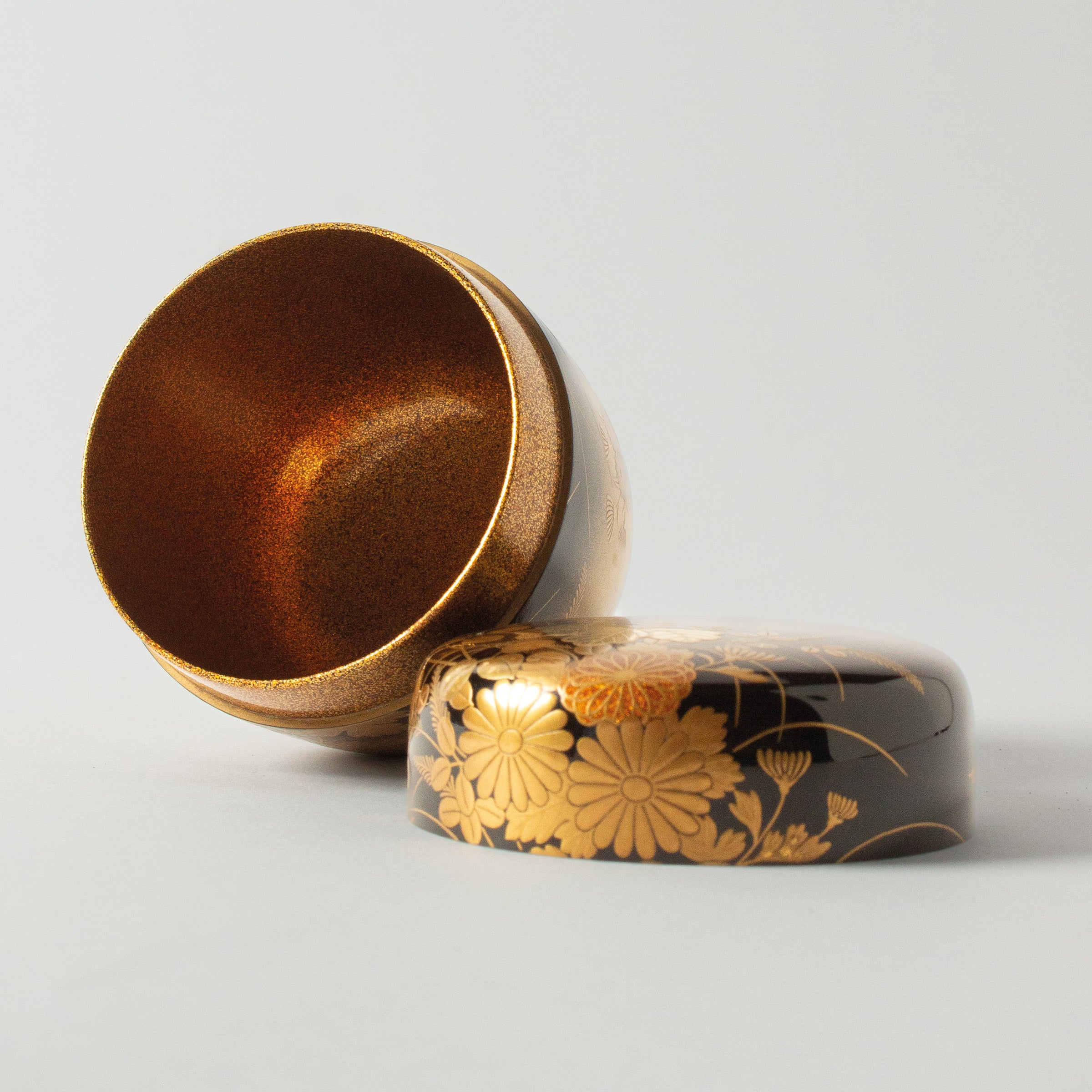 Natsume (tea caddy) Japanese urushi lacquer and maki-e gold powder decor, hana (flowers) motif