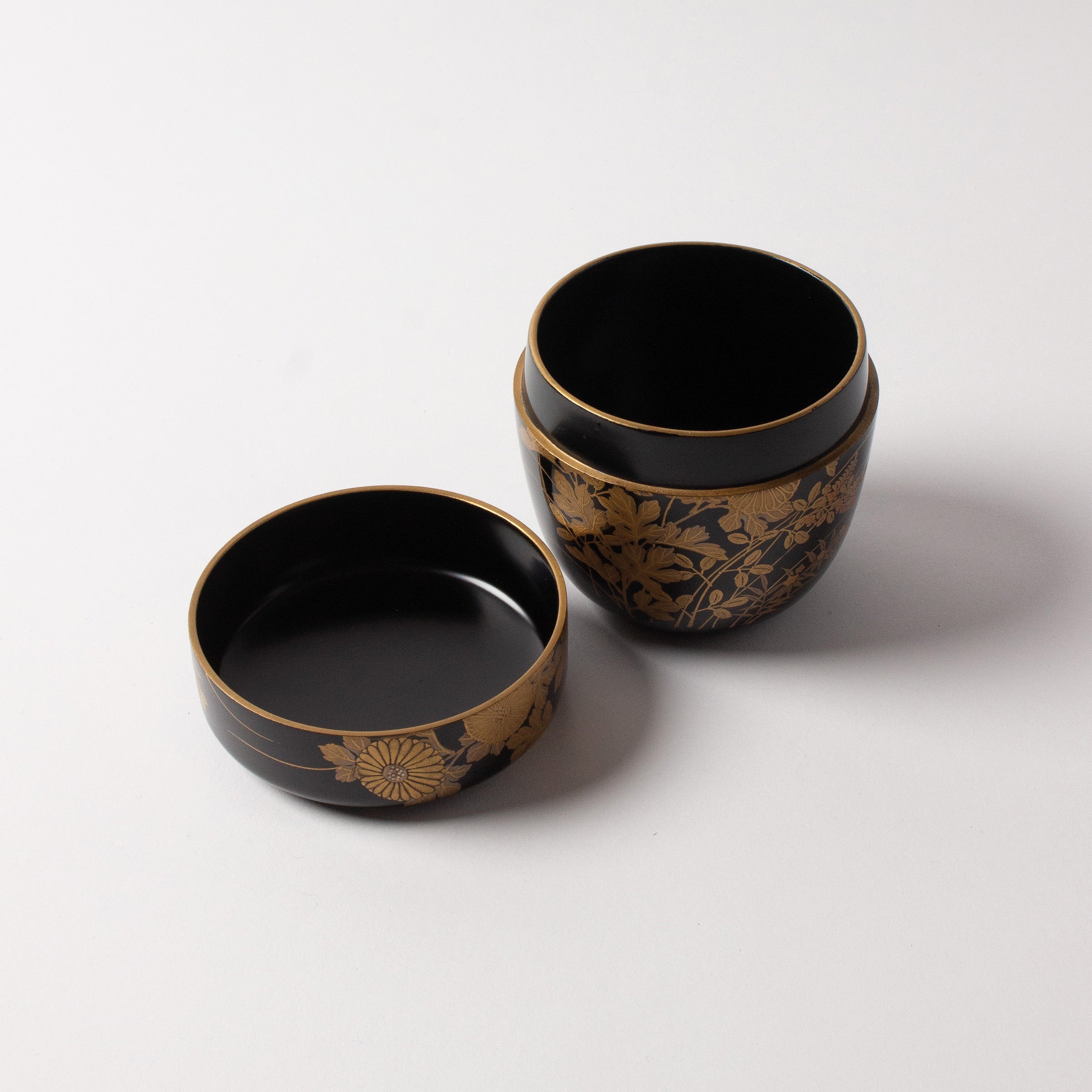 Natsume (tea caddy) lacquer and gold, kiku (chrysanthemums) and sōka (wildflowers) motif by Murata Dōkan
