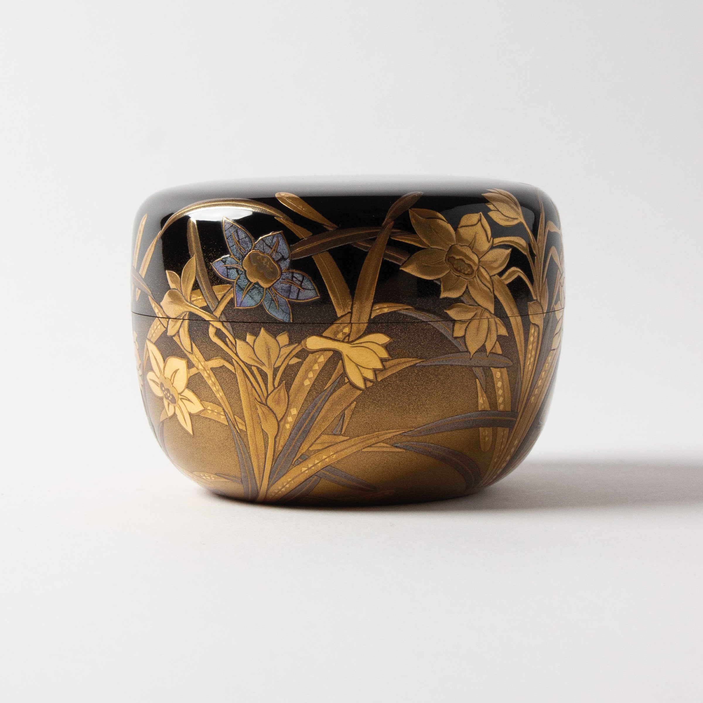 Natsume (tea caddy) lacquer and gold, suisen (daffodil) motif by Takahiro Iwakura
