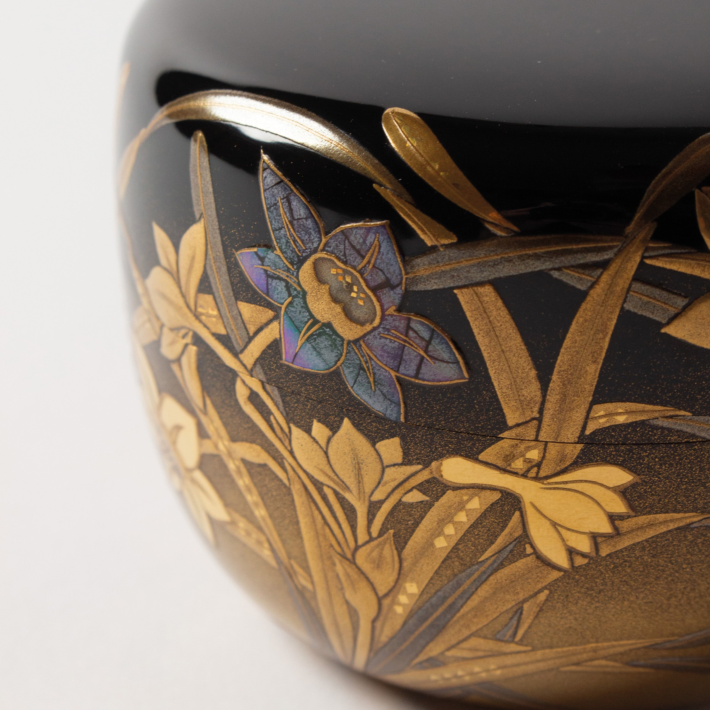 Natsume (tea caddy) lacquer and gold, suisen (daffodil) motif by Takahiro Iwakura