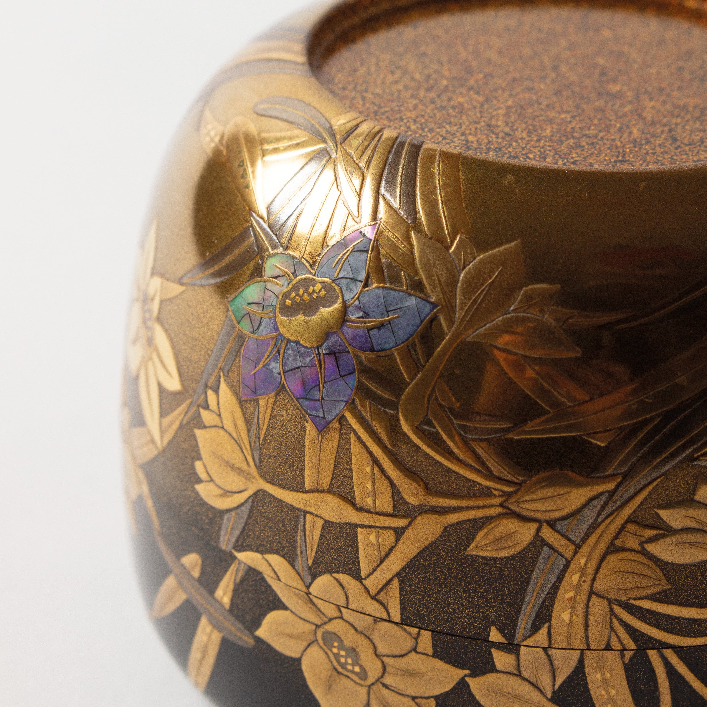 Natsume (tea caddy) lacquer and gold, suisen (daffodil) motif by Takahiro Iwakura