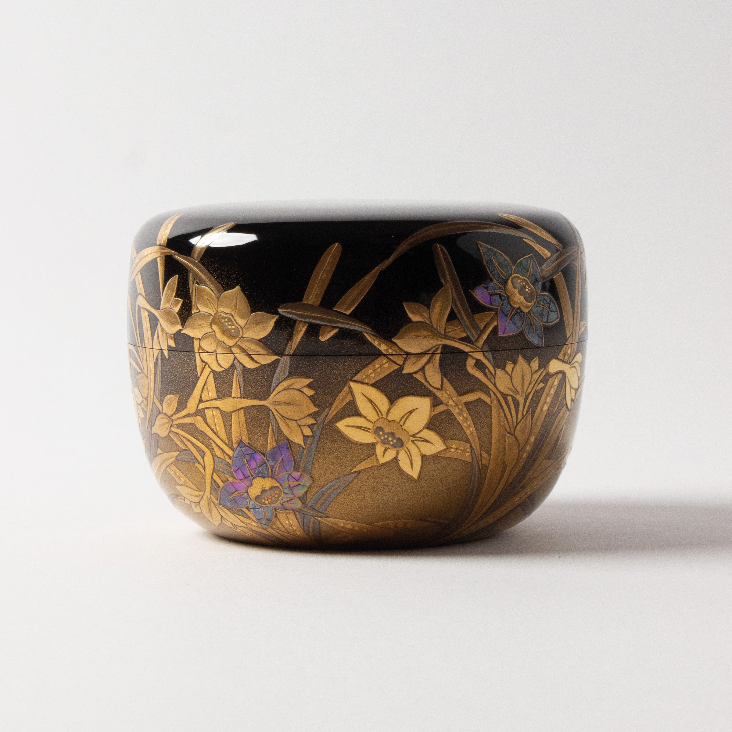 Natsume (tea caddy) lacquer and gold, suisen (daffodil) motif by Takahiro Iwakura