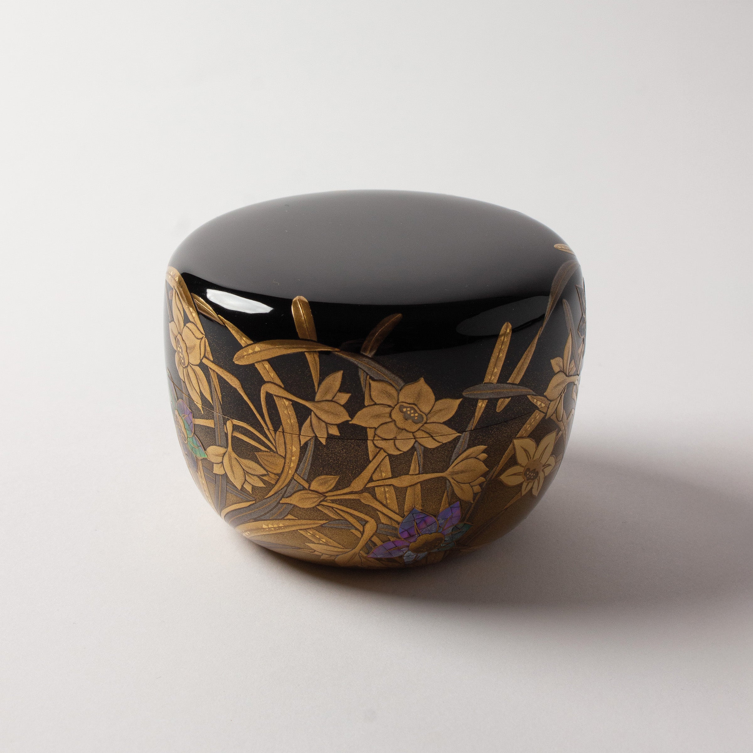 Natsume (tea caddy) lacquer and gold, suisen (daffodil) motif by Takahiro Iwakura