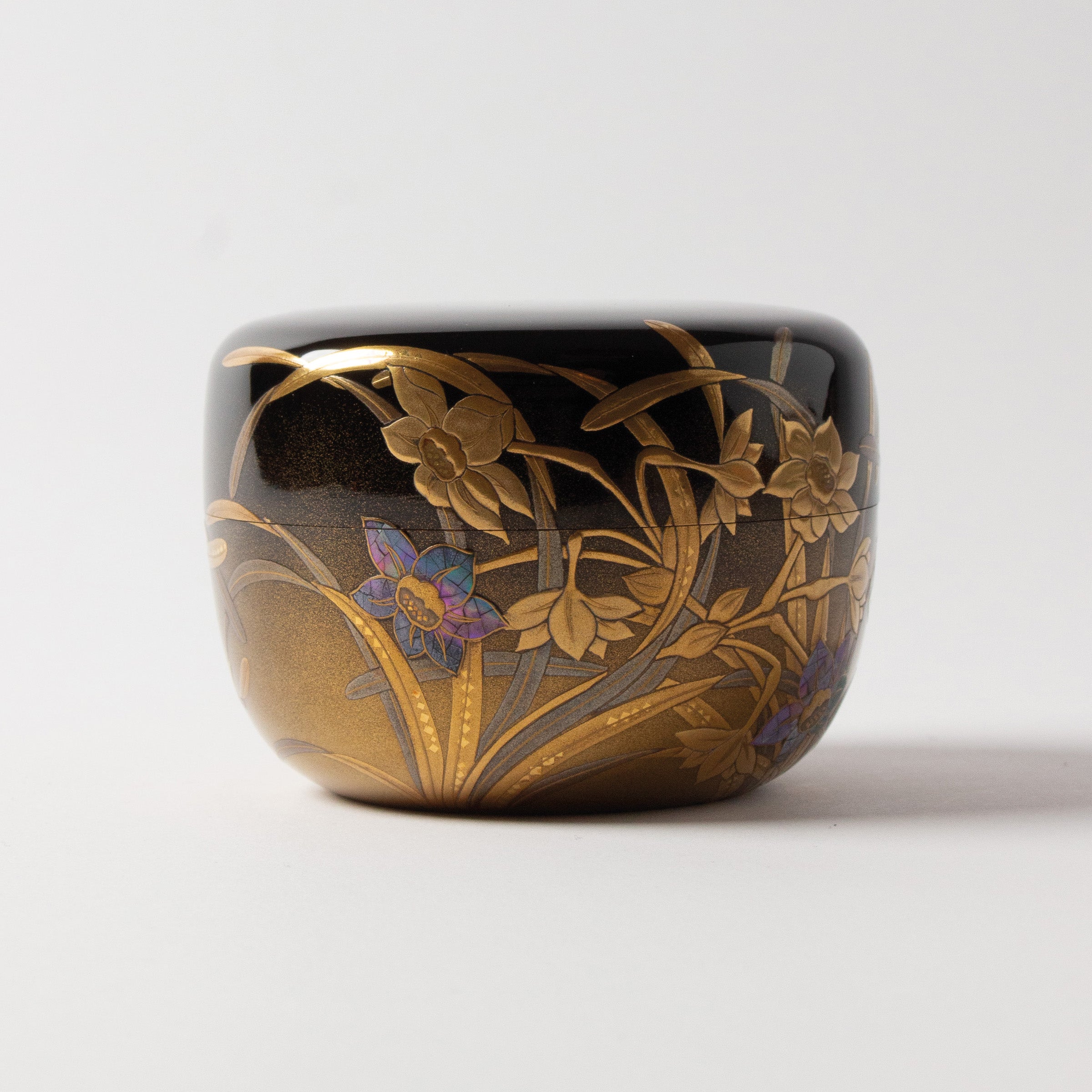 Natsume (tea caddy) lacquer and gold, suisen (daffodil) motif by Takahiro Iwakura