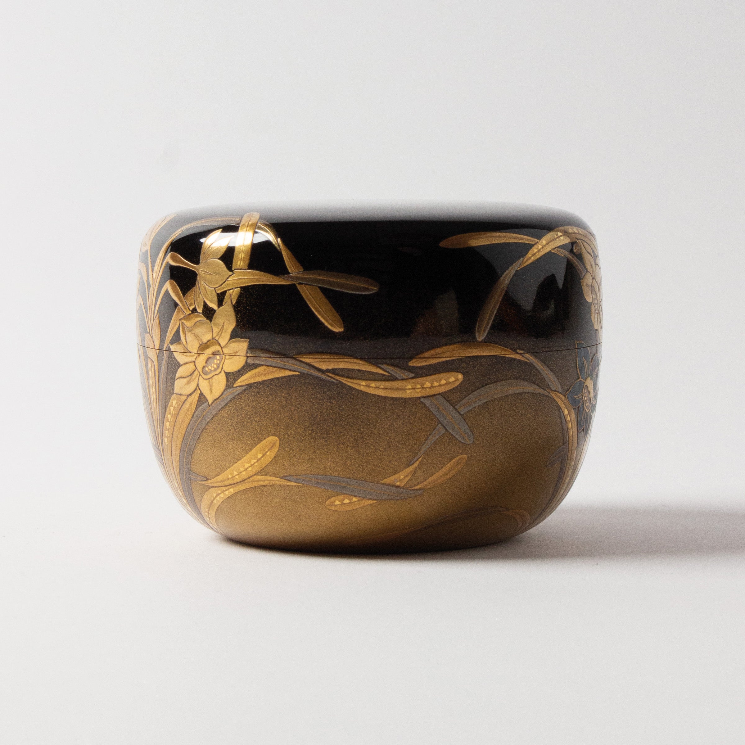 Natsume (tea caddy) lacquer and gold, suisen (daffodil) motif by Takahiro Iwakura
