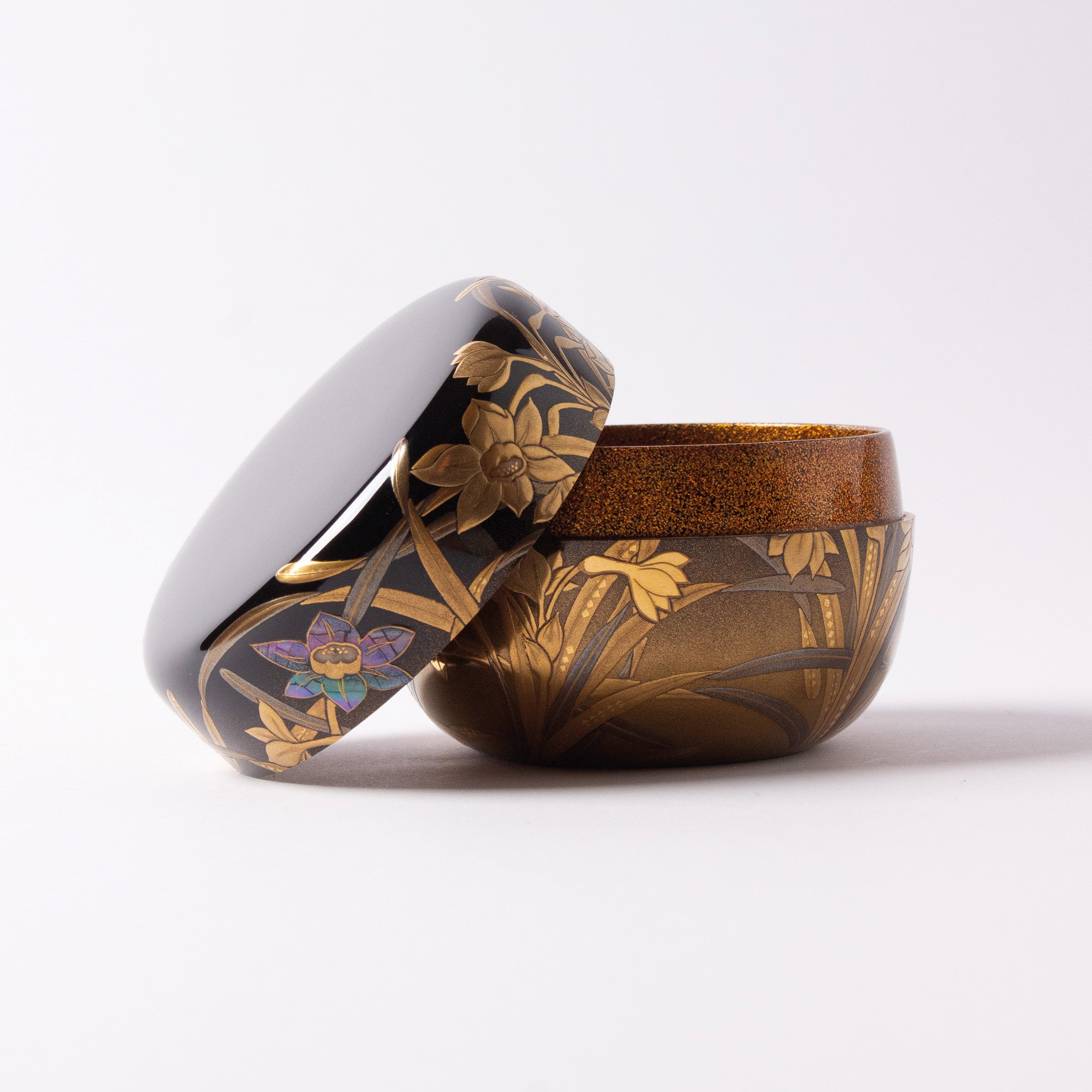 Natsume (tea caddy) lacquer and gold, suisen (daffodil) motif by Takahiro Iwakura