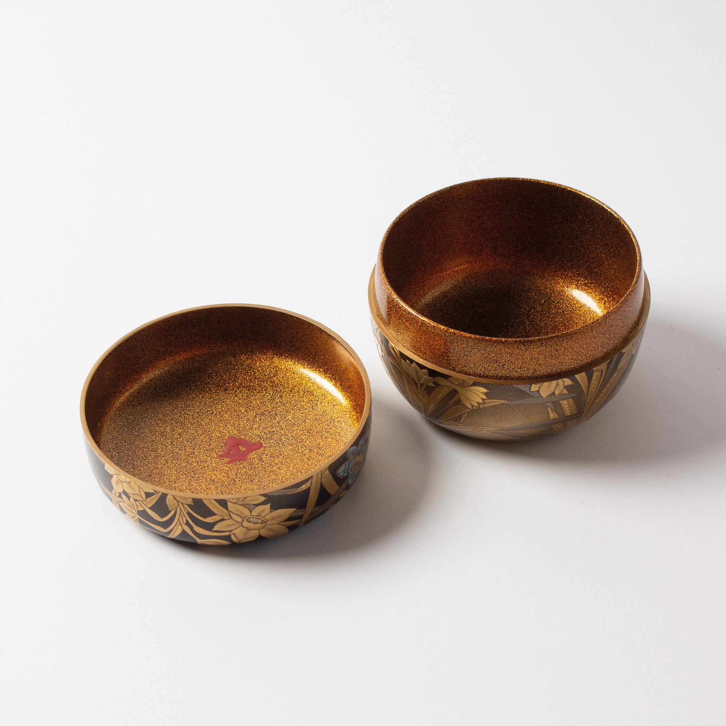 Natsume (tea caddy) lacquer and gold, suisen (daffodil) motif by Takahiro Iwakura