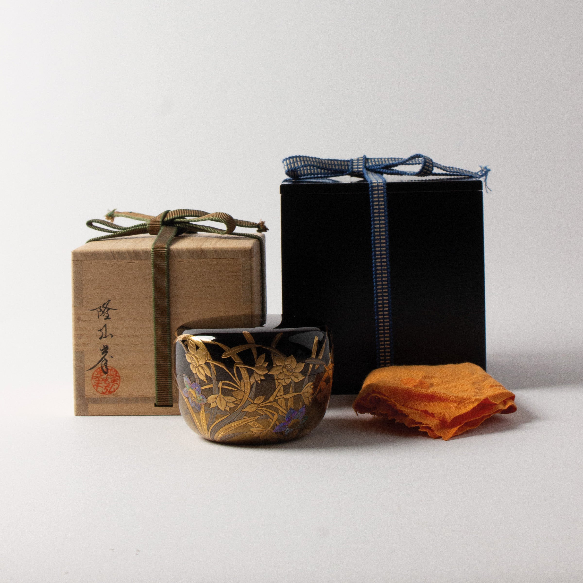 Natsume (tea caddy) lacquer and gold, suisen (daffodil) motif by Takahiro Iwakura