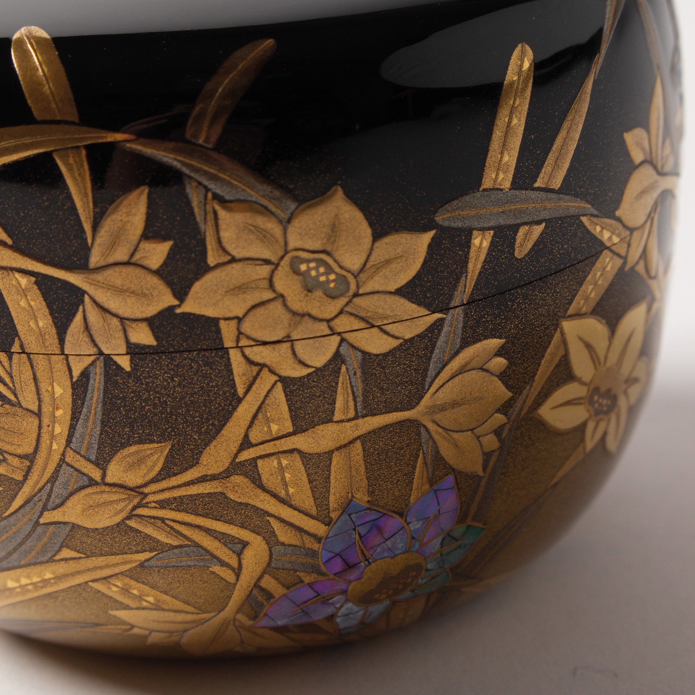Natsume (tea caddy) lacquer and gold, suisen (daffodil) motif by Takahiro Iwakura