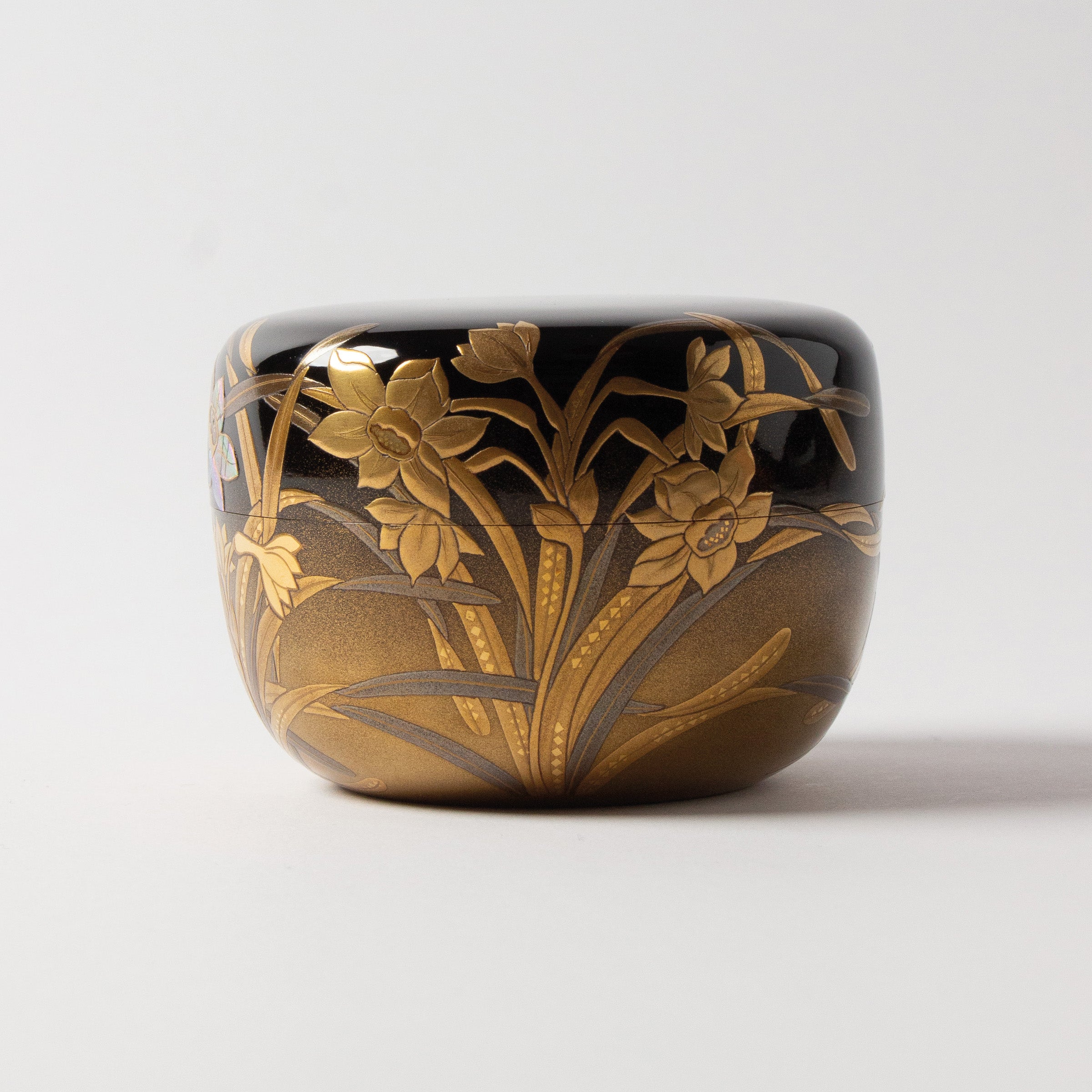 Natsume (tea caddy) lacquer and gold, suisen (daffodil) motif by Takahiro Iwakura