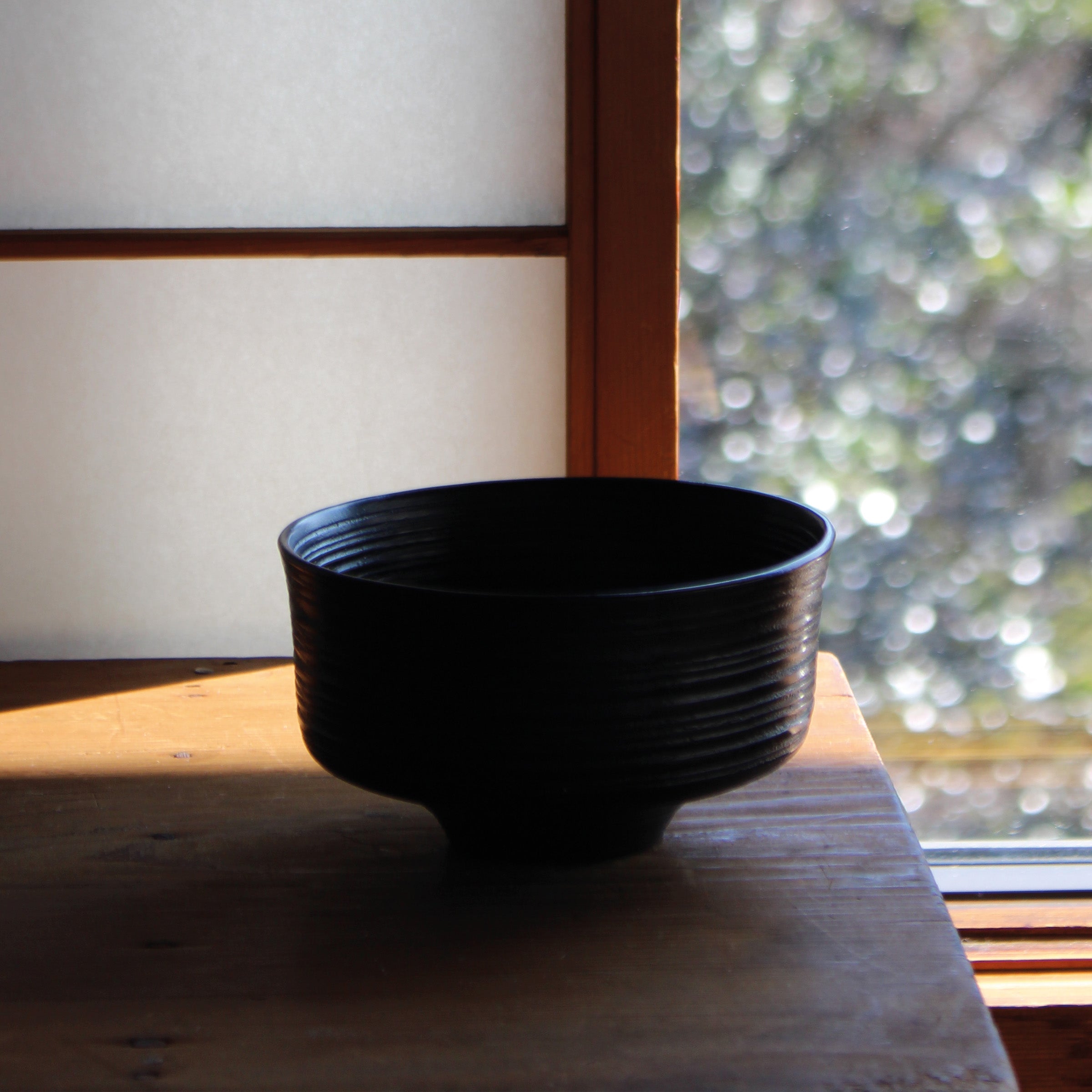 Chestnut wood and black urushi lacquer bowl, itosuji decoration