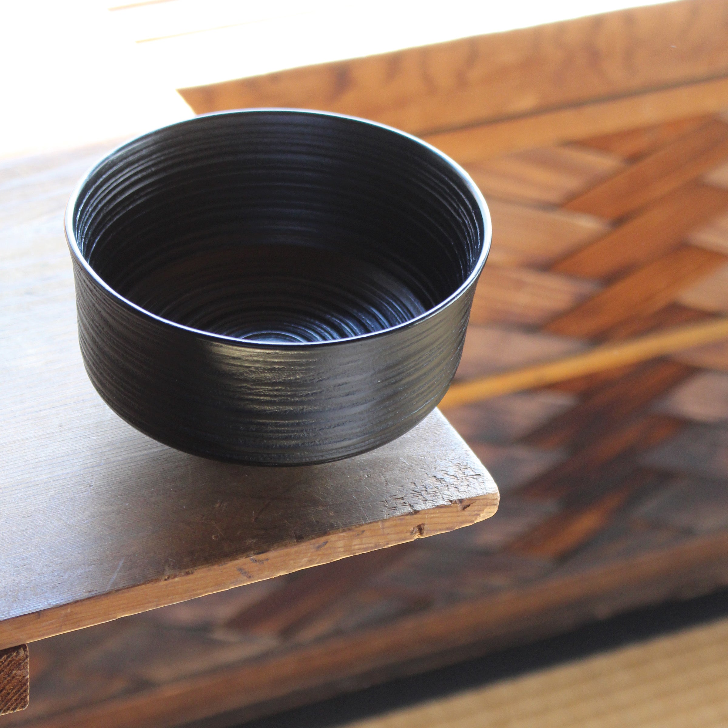 Chestnut wood and black urushi lacquer bowl, itosuji decoration