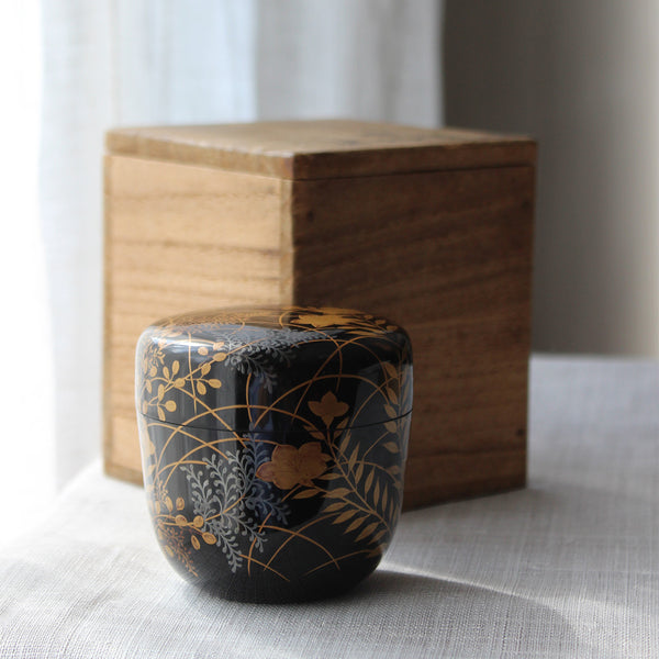 Natsume (boîte à thé) laque urushi japonaise et maki-e, motif campanules et herbes