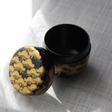 Natsume (boîte à thé) de l'ère Meiji en laque urushi japonaise et maki-e, motif Matsu (pin)